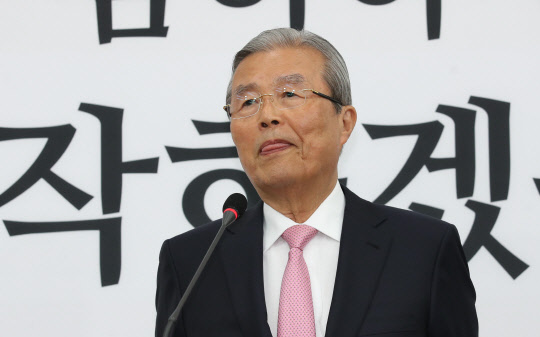 김종인 미래통합당 전 총괄선거대책위원장이 지난 16일 국회에서 제21대 국회의원 선거 결과 관련 기자회견을 마치고 취재진 질문을 듣고 있다. 연합뉴스